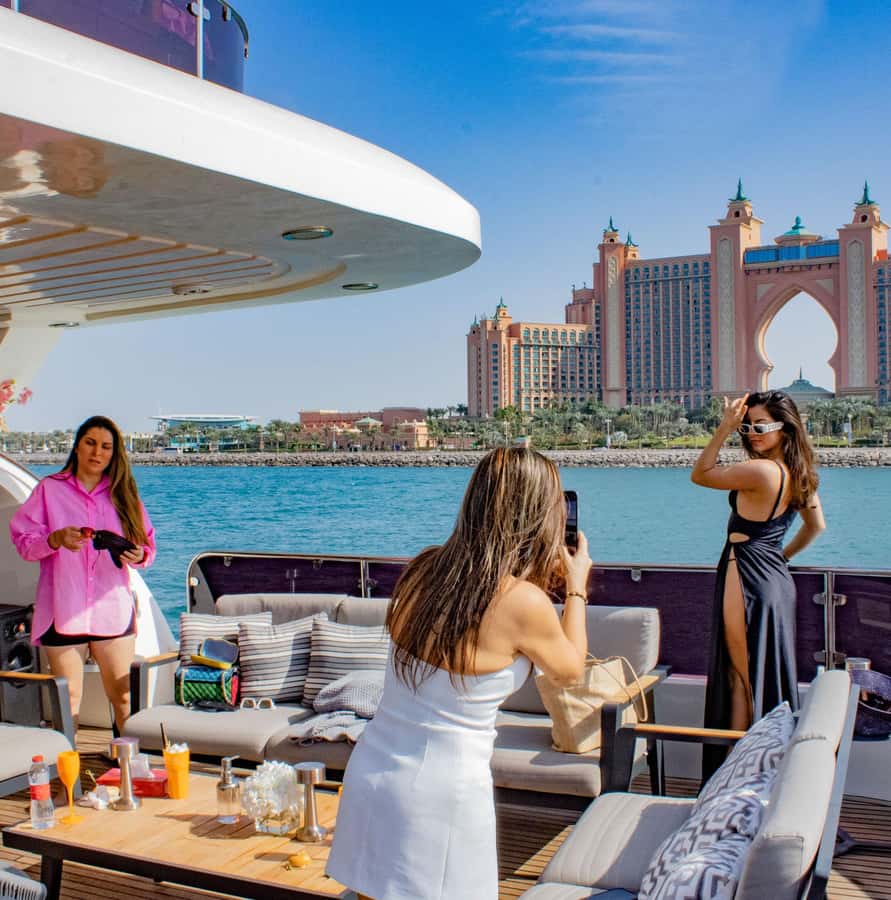 Dubai: Superyacht Experience with Live Music & Drinks - Who should book this superyacht experience?