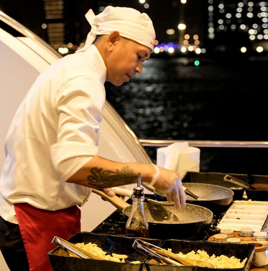 Dubai: Superyacht Experience with Party & Live DJ - Food and drinks included in the ticket