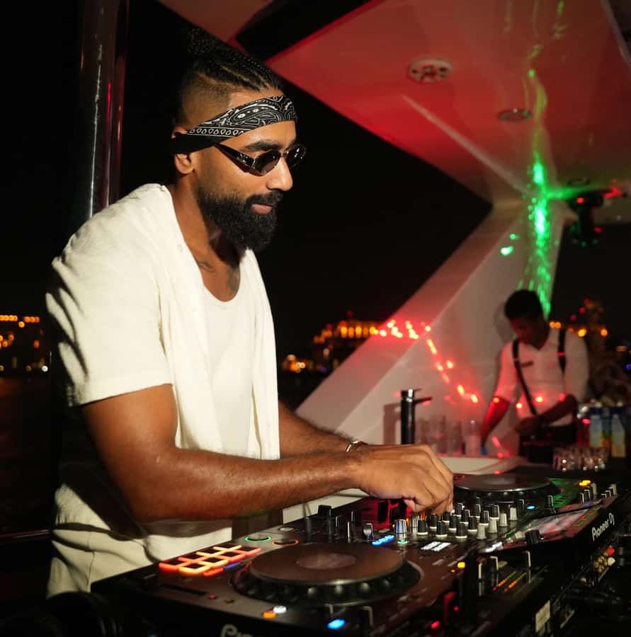 Dubai: Superyacht Experience with Party & Live DJ - Comfort, decks, and what to pack