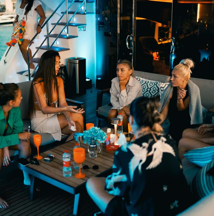 Dubai: Superyacht Experience with Party & Live DJ - Who should book this experience
