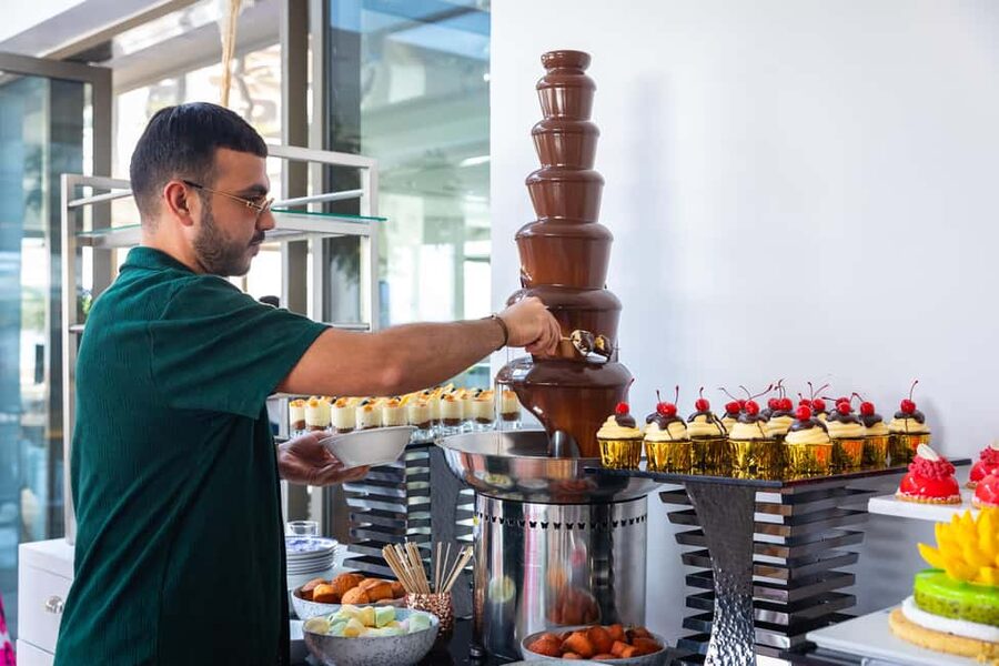Dubai: The Palm Saturday Brunch with Unlimited Food & Drinks - Seafood, sushi, pasta, and made-to-order stations