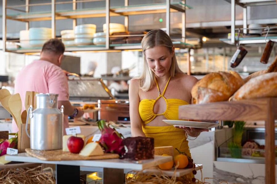 Dubai: The Palm Saturday Brunch with Unlimited Food & Drinks - What $109 buys you at Saturday brunch