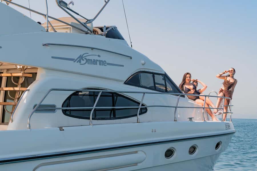 Dubai Yacht Tour - Boat Trip upto 12 guests Private event - Marina Canal and JBR on the one-hour trip