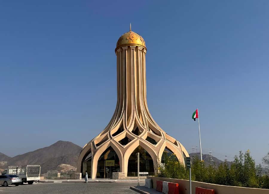 From Dubai: Fujairah City Tour - Rabi Tower adds a short walk and a wider view