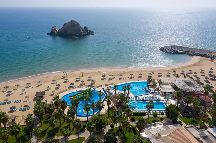 Fujairah: Snorkeling and Watersports at Snoopy Island - Arriving at Sandy Beach