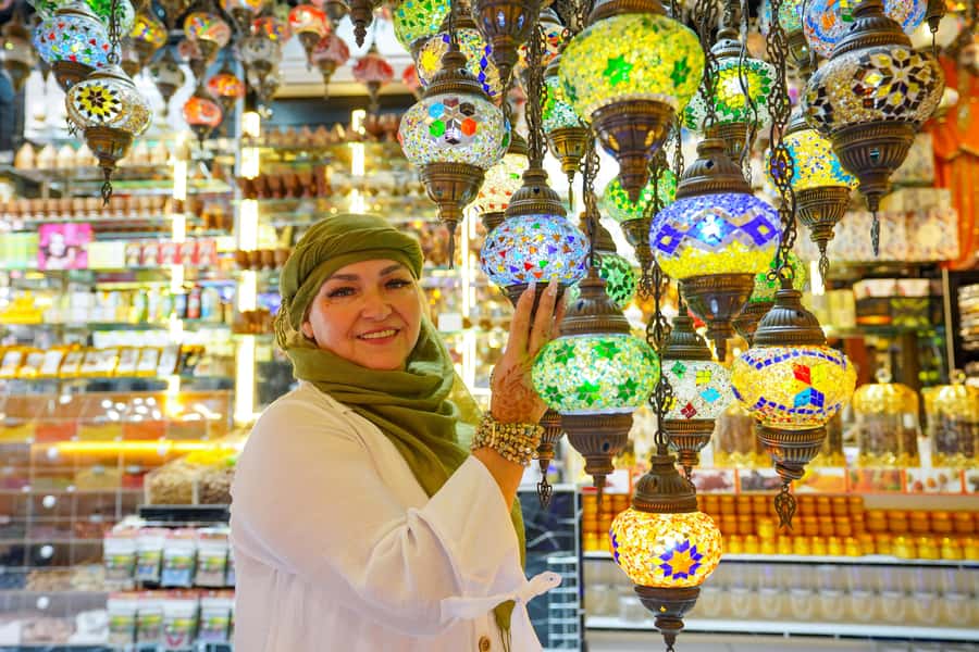 Old Dubai Historic Guided Tour: Creek, Street Food & Souks - Guides, language, and group experience