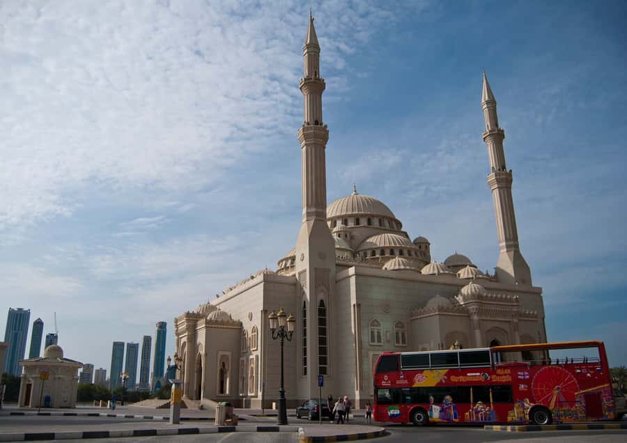 Sharjah: City Sightseeing Hop-On Hop-Off Bus Tour - Central Souq, Palm Tree Oasis, and Al Noor Island