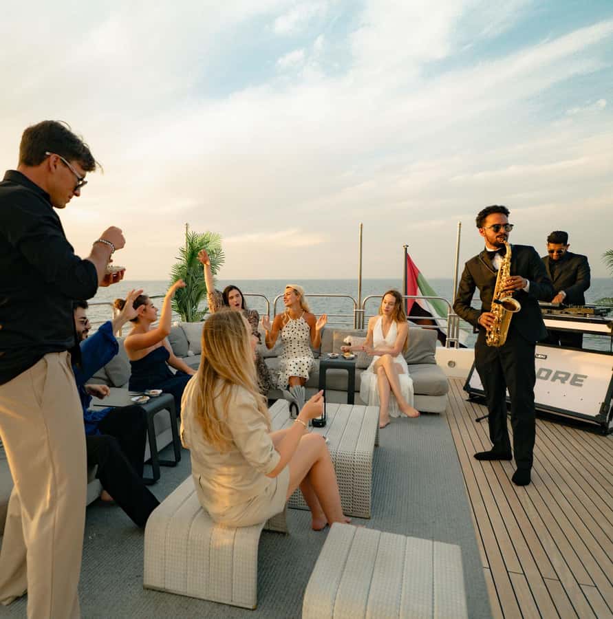 Sunseeker Superyacht: VIP Dinner, Premium Drinks& Live Music - Premium drinks, bubbly, and the party format