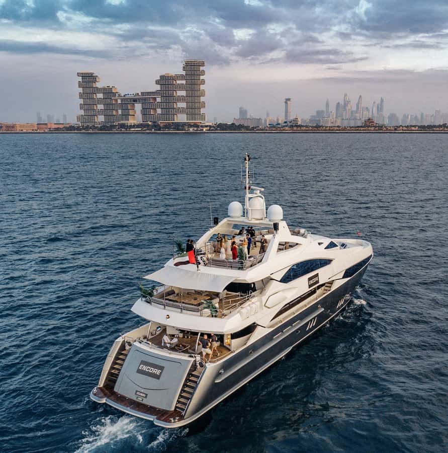 Sunseeker Superyacht: VIP Dinner, Premium Drinks& Live Music - The first hour: skyline views and a yacht-sized welcome