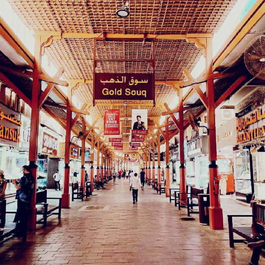 Walking Tour in Old Dubai.with Local Friend - Al Fahidi: wind towers and older Dubai