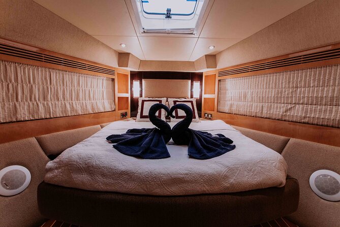 Yacht Trip Dubai : Book 56 ft Premium Yacht up to 21 people - Atlantis Hotel and the longer cruise options